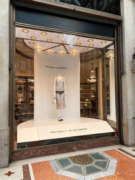 prada store milano opening hours